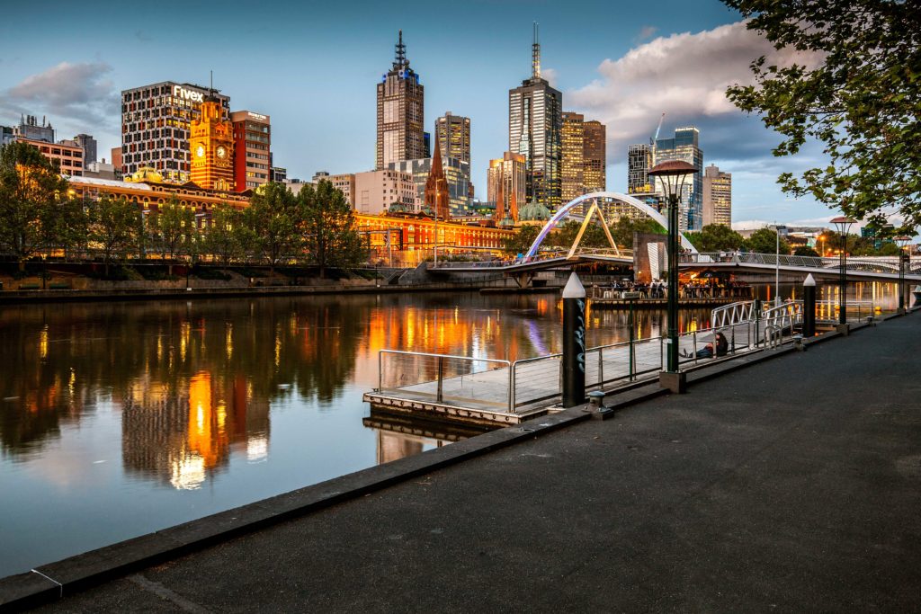 Voyagez dans l'une de grandes ville chaleureuses de l'Australie.